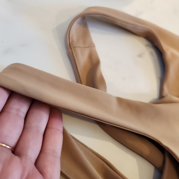 Body Contour Cropped Square Neck Tank - Picture 8 of 9